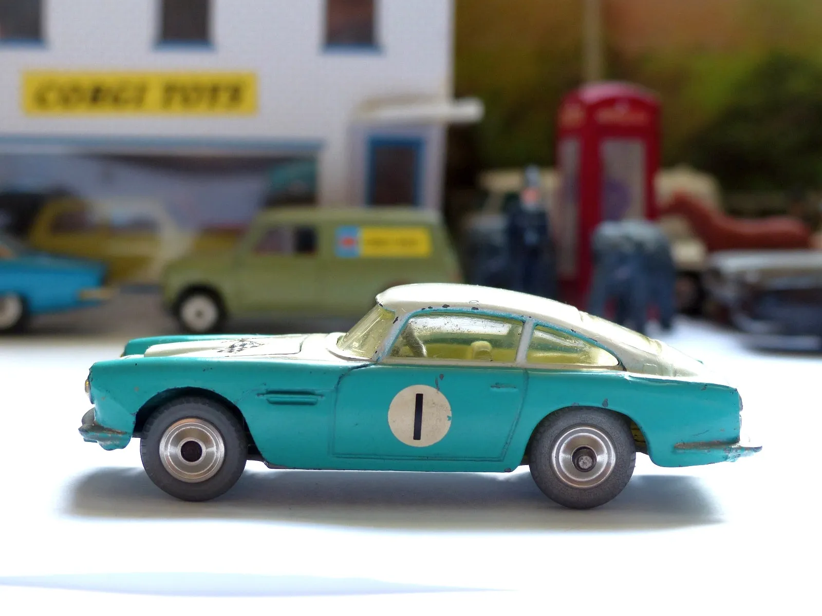 309 Aston Martin DB4 Competition