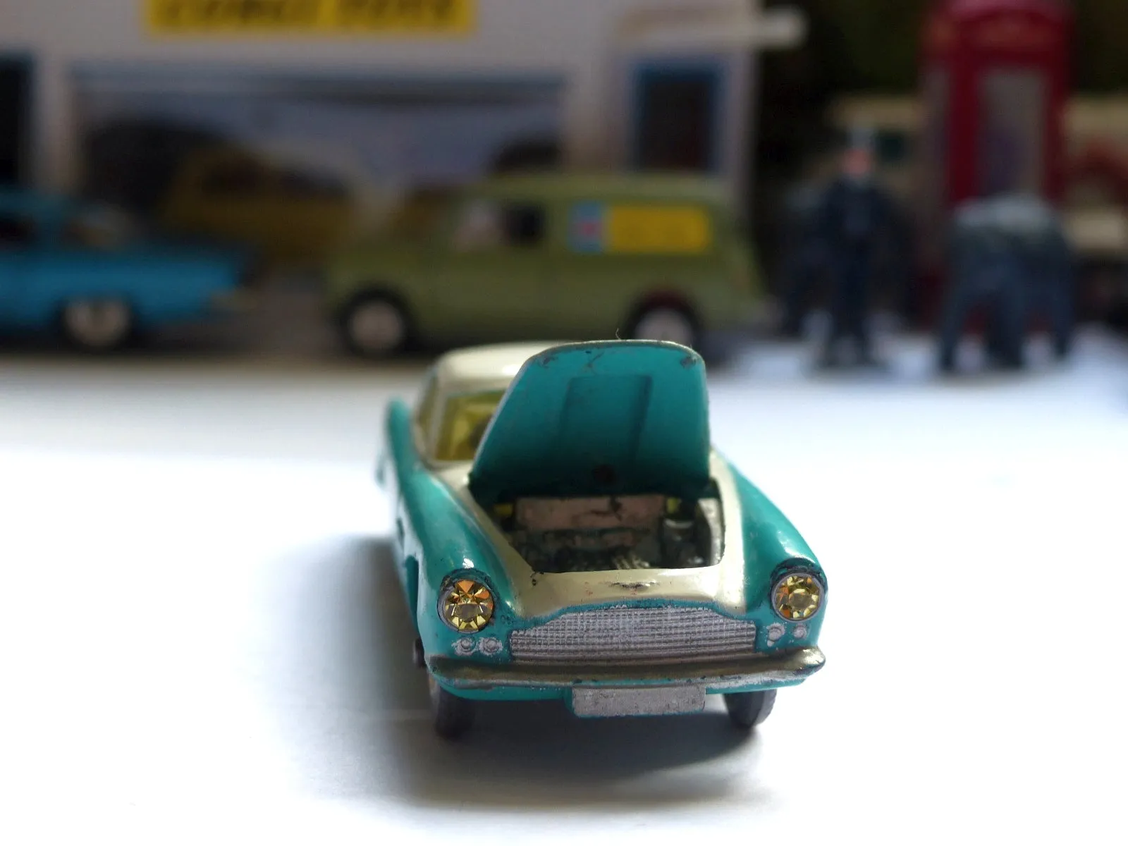 309 Aston Martin DB4 Competition