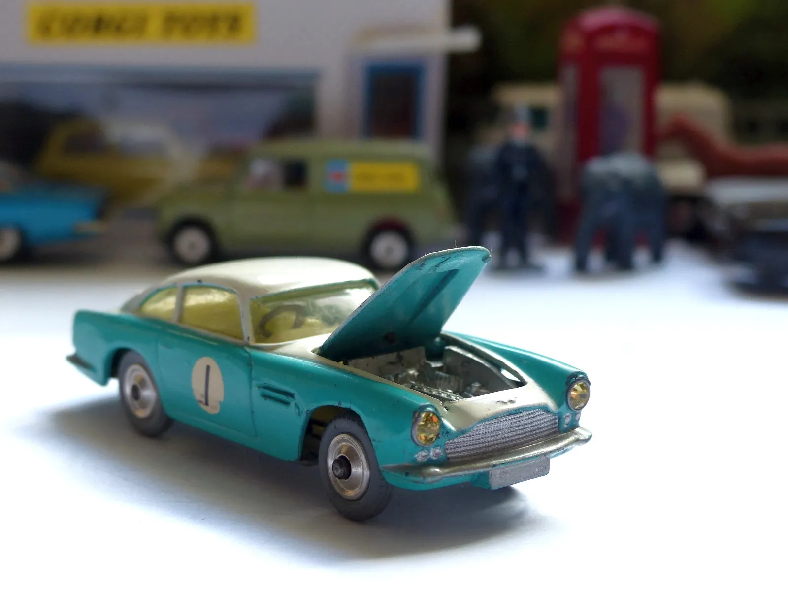 309 Aston Martin DB4 Competition